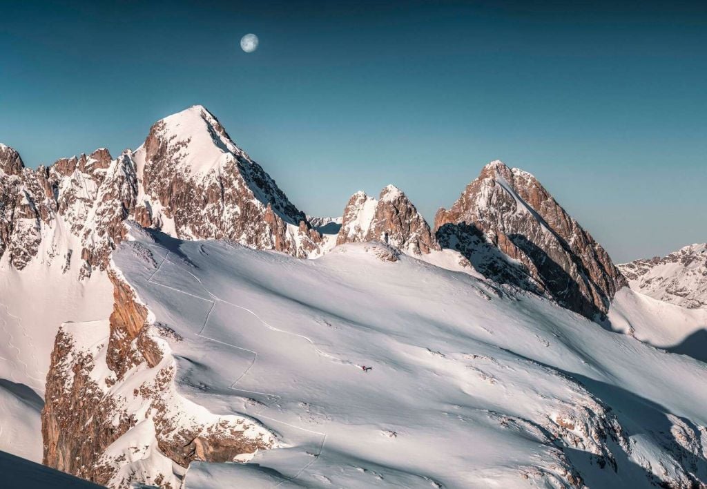 Luz de luna sobre cumbres alpinas nevadas
