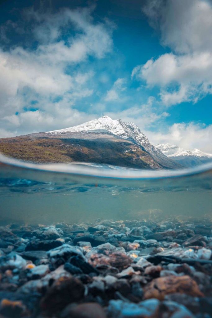 Vista de la montaña a través de agua clara de glaciar.