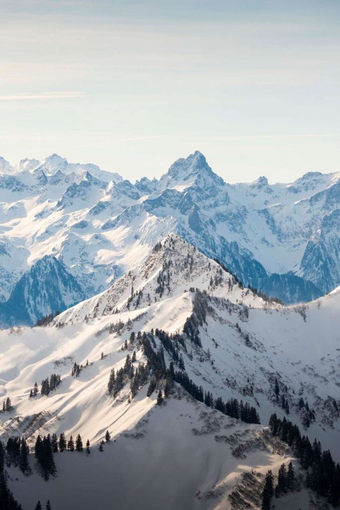 Winterkam con picos alpinos en luz del sol