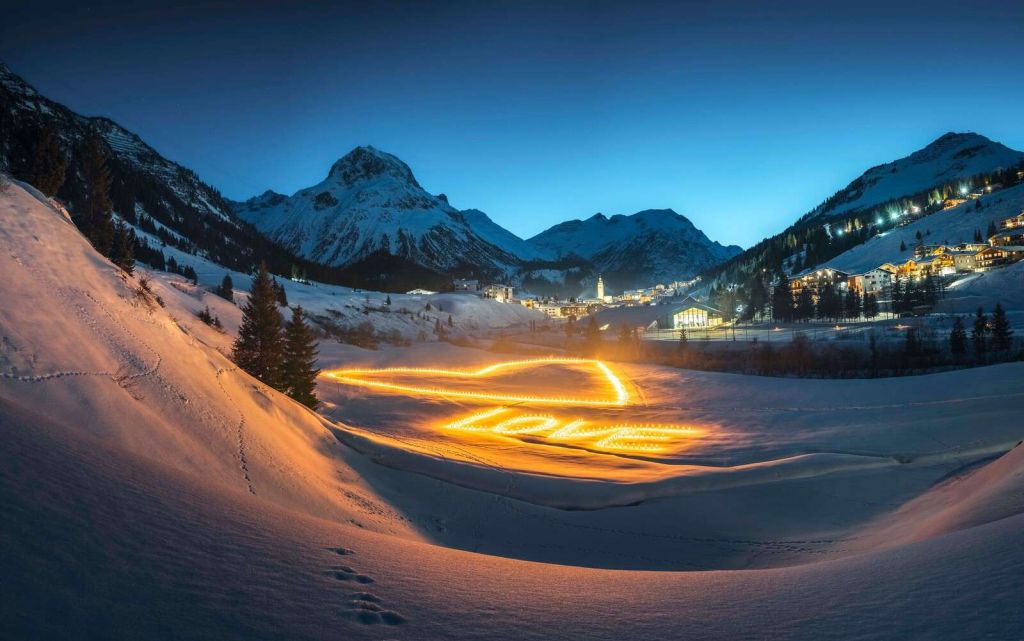 Arte de la luz en un pueblo de montaña en invierno.