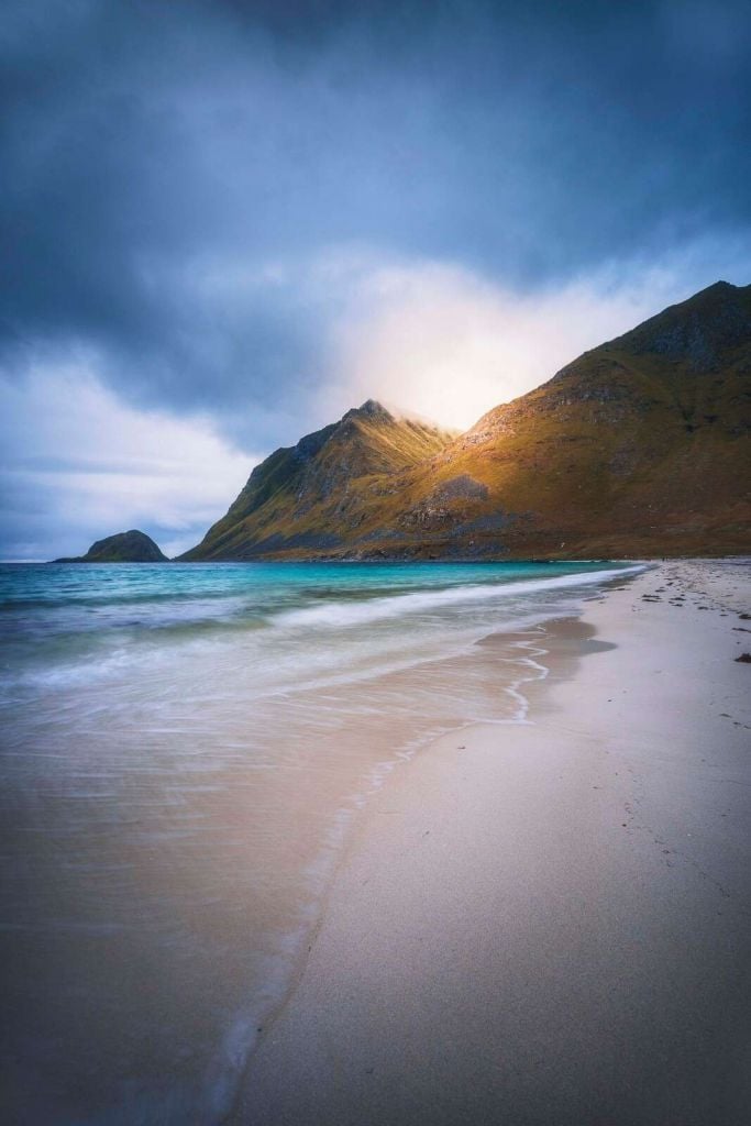 Luz del sol en la montaña y en las olas.