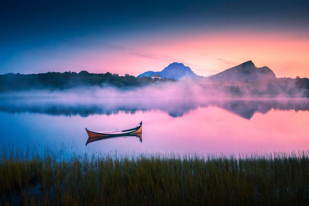 Amanecer brumoso en el lago