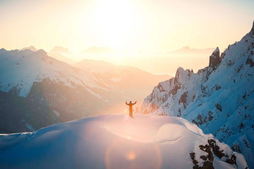 Amanecer sobre las cumbres de las montañas.