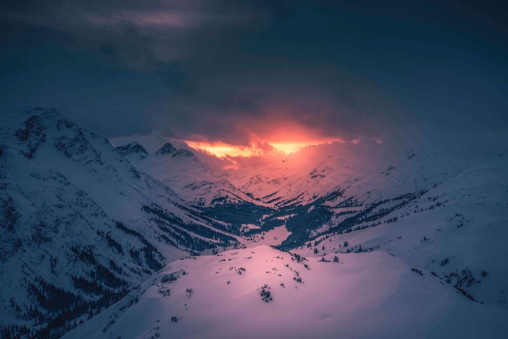 Resplandor nocturno sobre un valle de montaña tranquilo.