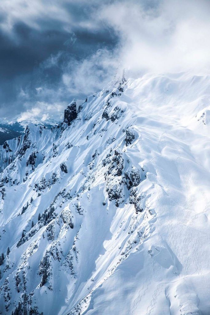 Crestas de nieve bajo nubes tormentosas