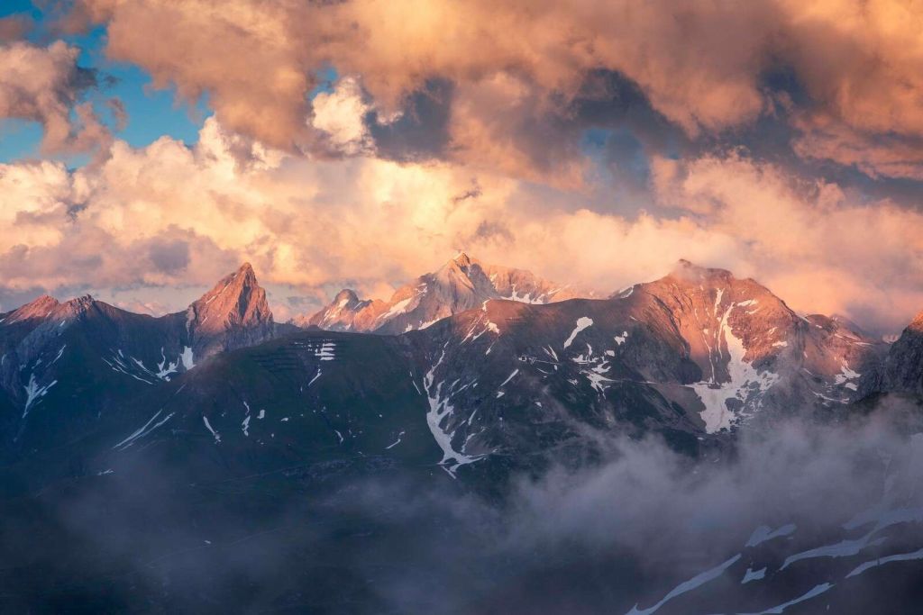 Luz de la tarde en la cresta de la montaña.