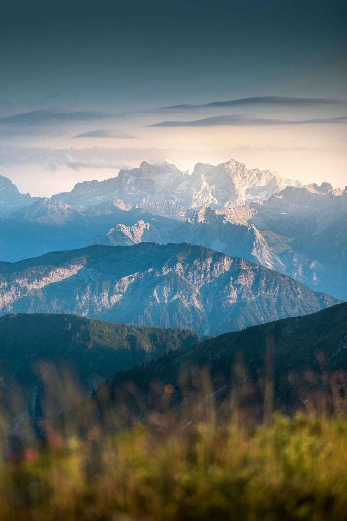 Capas azules en tierras montañosas
