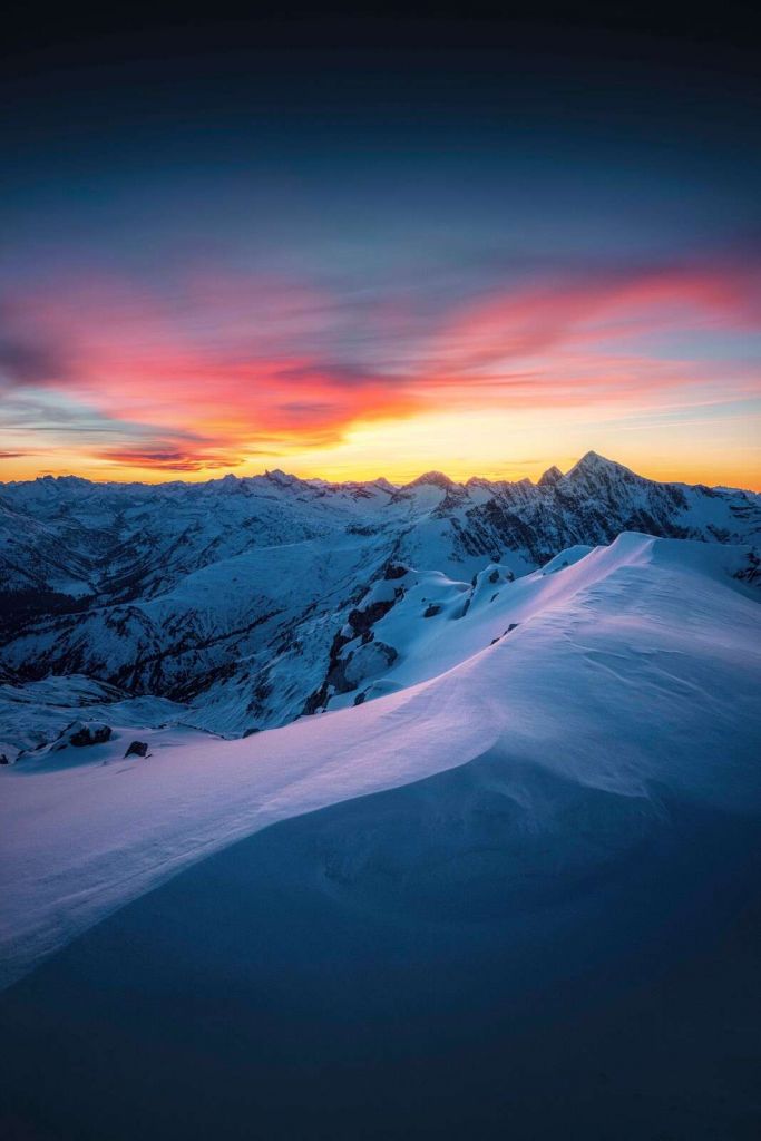 Picos nevados al amanecer.
