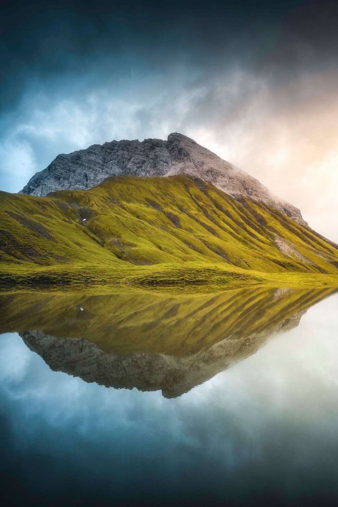 Cima de la montaña reflejada en la luz de la mañana.