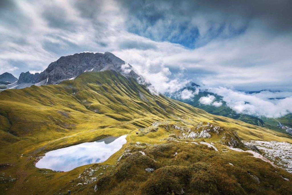Paisaje de montaña con nubes y lago de montaña