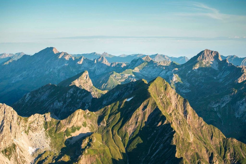 Brillo de verano sobre la cresta de la montaña.