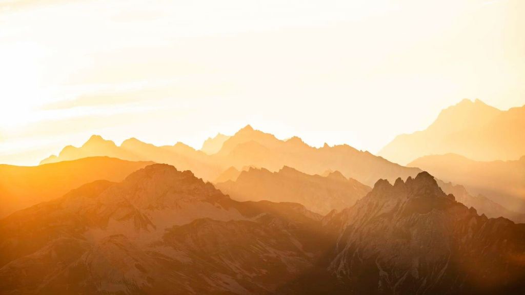 Montañas doradas al amanecer