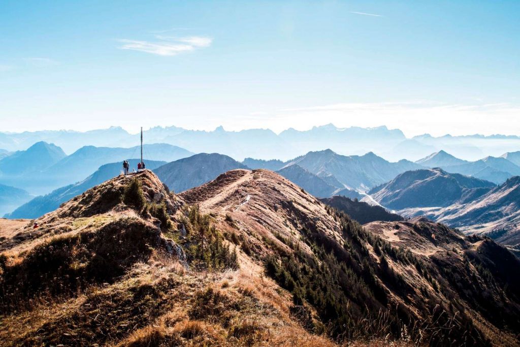Mañana de otoño en la cresta de la montaña.