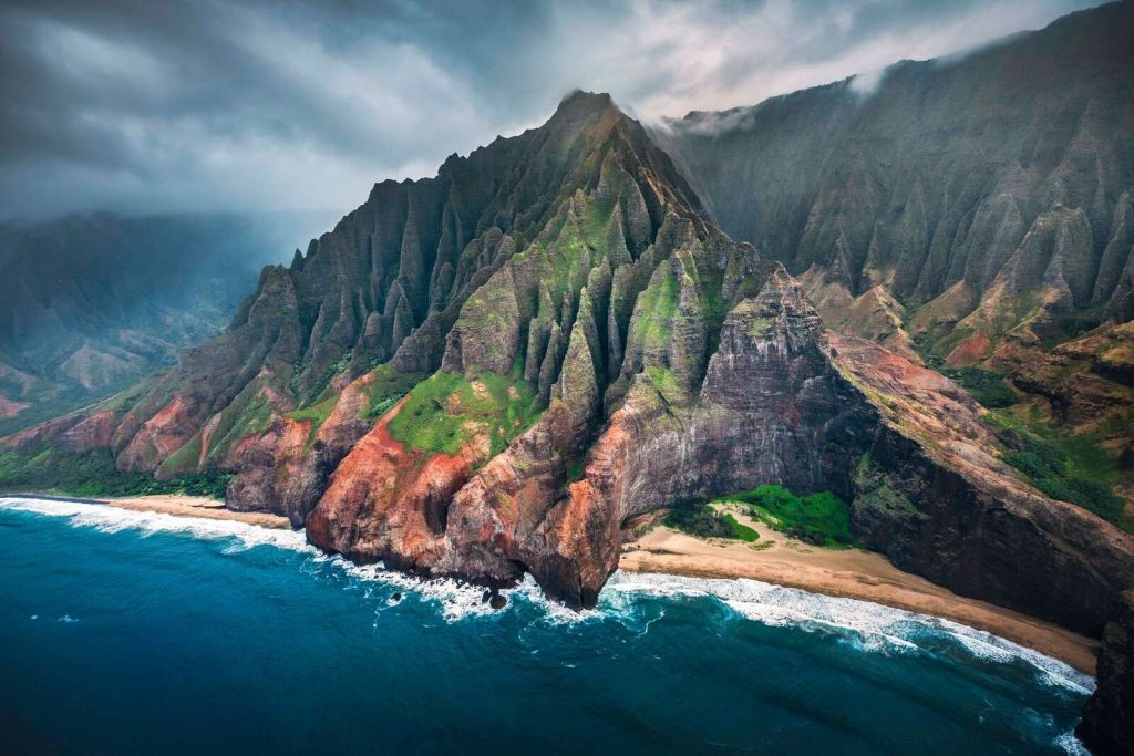 Acantilados dramáticos en la costa turquesa.