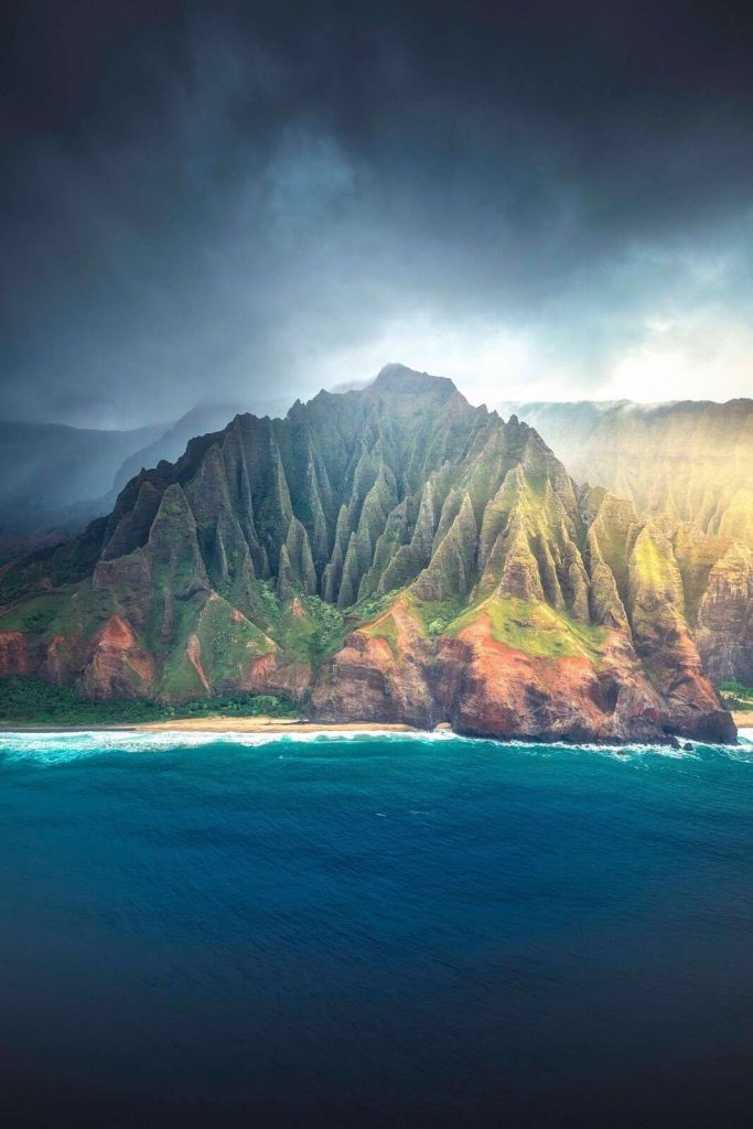 Luz del sol en acantilados tropicales.