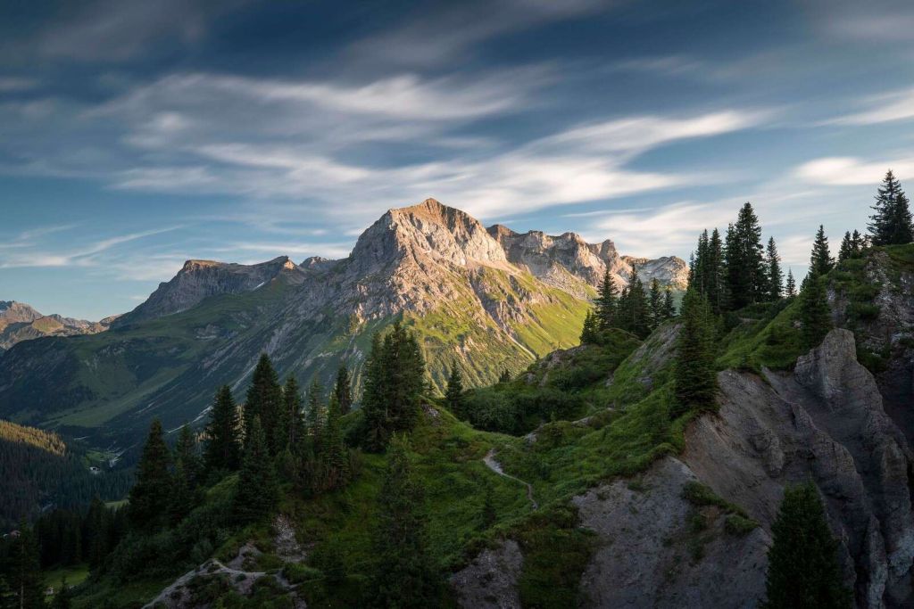 Sol de tarde en las cimas de los Alpes.