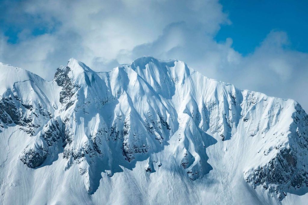 Cumbres nevadas bajo el sol de invierno.