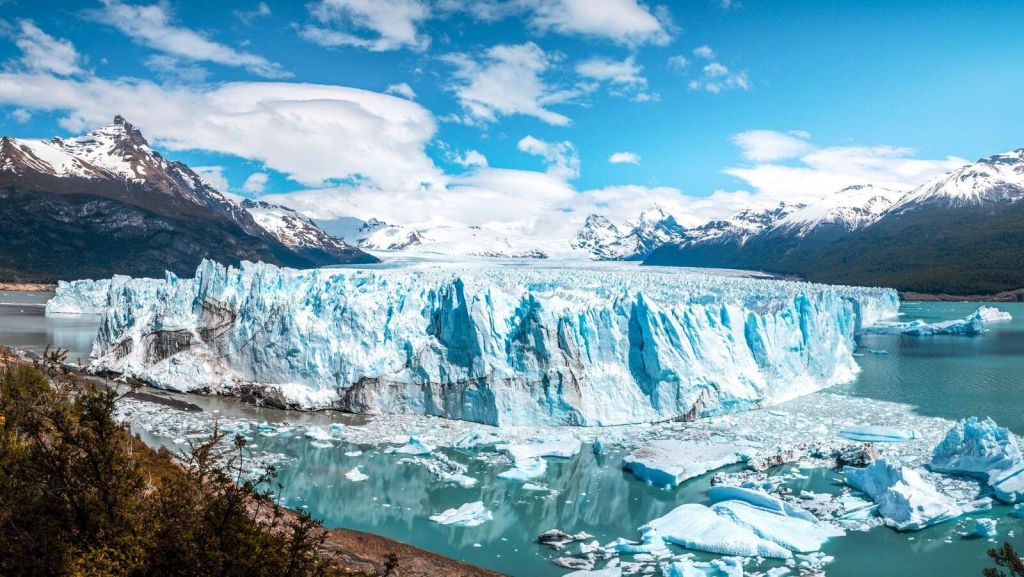 Isla de hielo junto al lago glaciar turquesa.