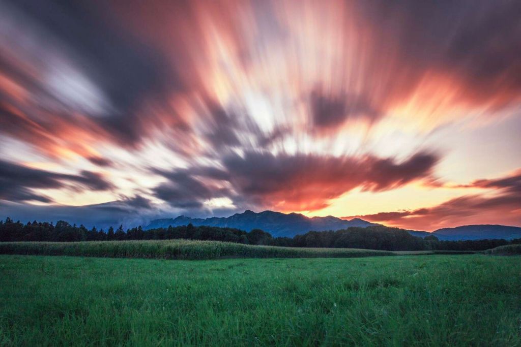 Atardecer sobre llanura verde