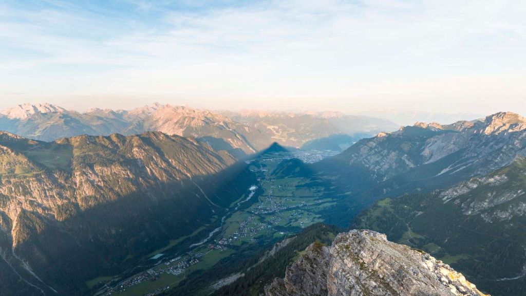 Sombra del valle en el resplandor de la mañana.