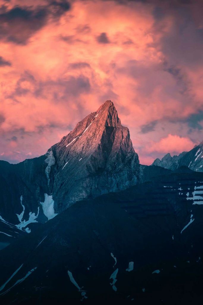 Picos de montaña en la penumbra ardiente