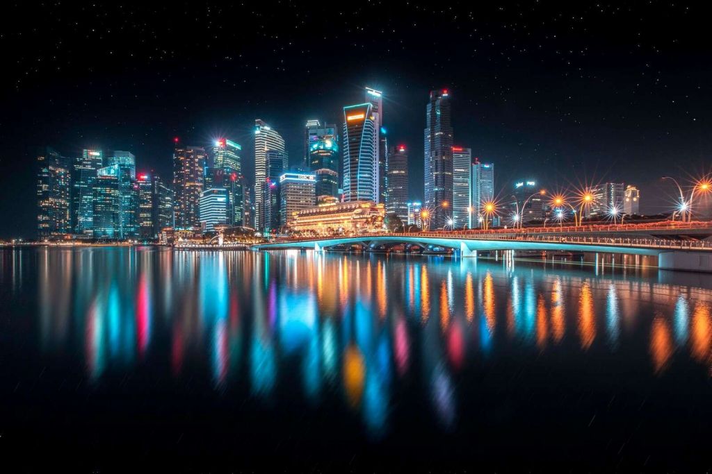 Reflejos de luz en el horizonte moderno.