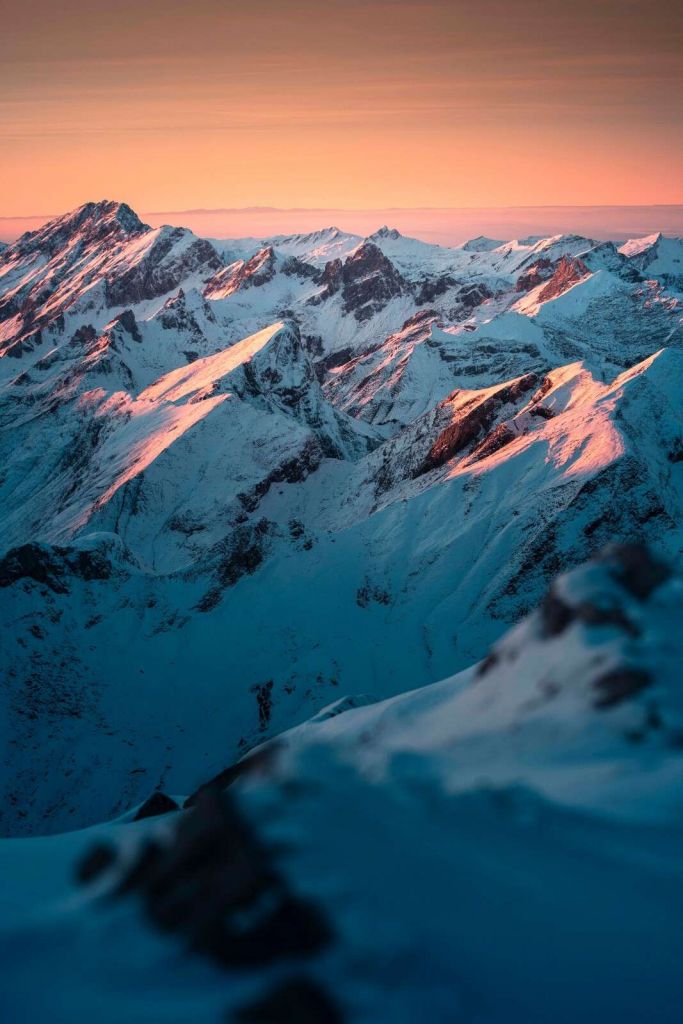 Montañas de nieve bajo un cielo matutino rosado