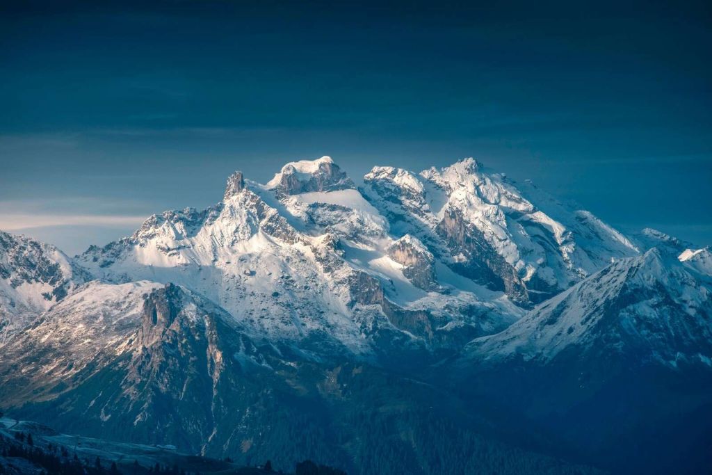 Luz de cristal sobre picos nevados.