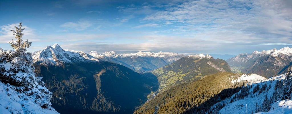 Panorama sobre un valle alpino nevado.
