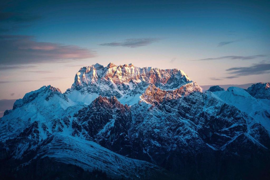 Resplandor del atardecer en las cumbres nevadas
