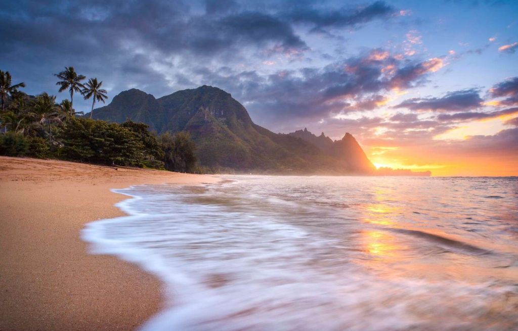 Atardecer en una playa tropical