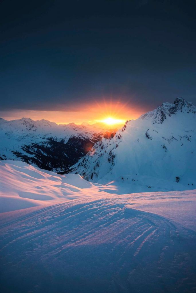 Puesta de sol sobre las cumbres nevadas de los Alpes.