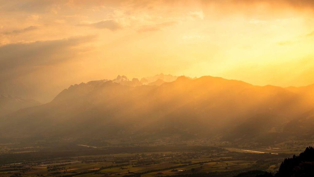Luz dorada sobre el valle de la montaña.