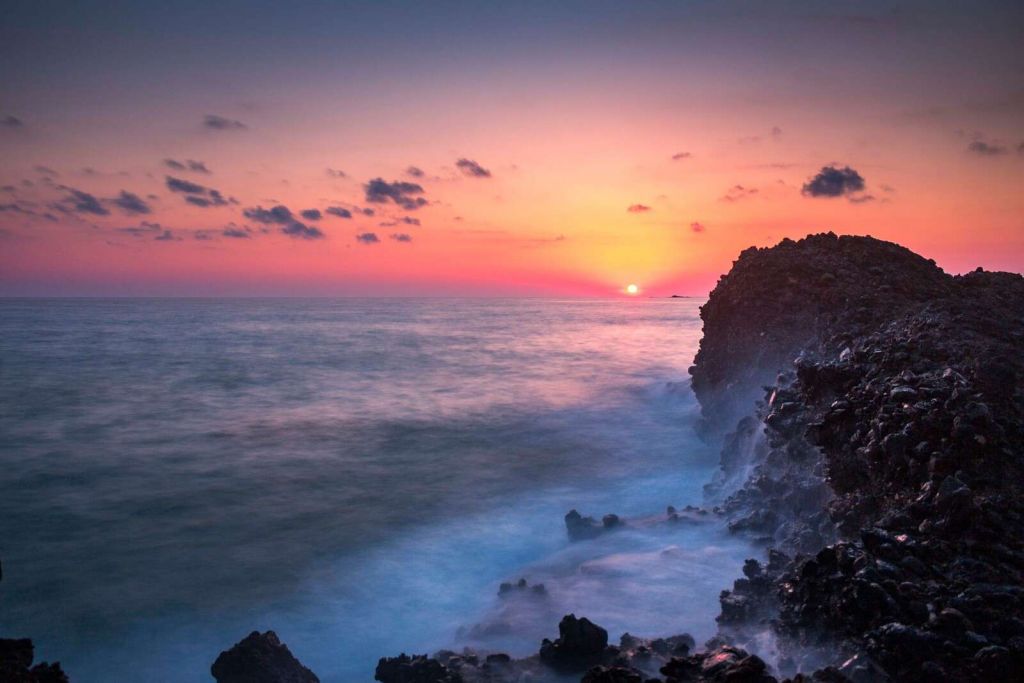 Costa de lava en la luz de la tarde