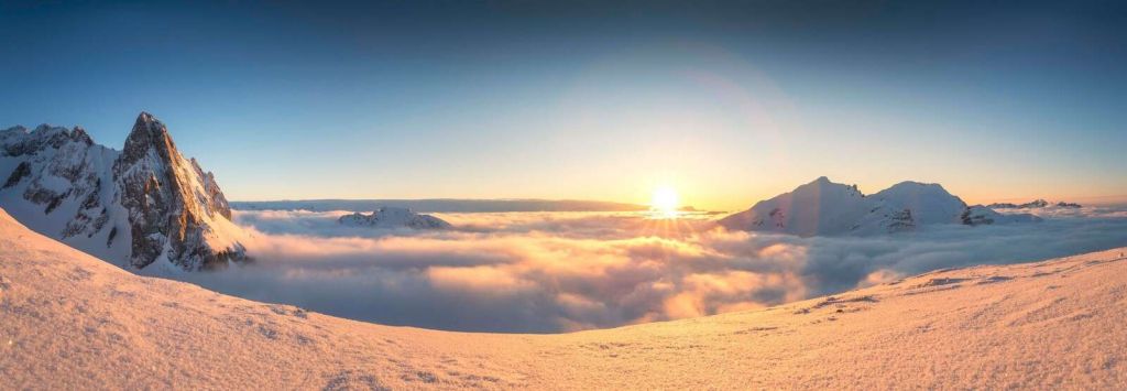 Amanecer sobre las montañas invernales.