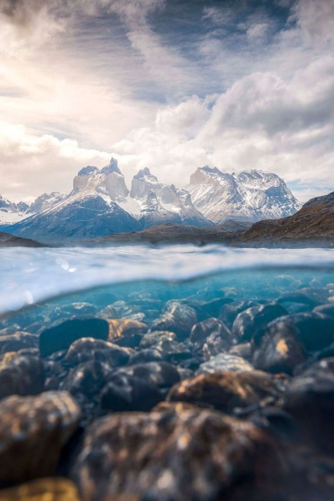 Lago glaciar claro con picos de montaña.