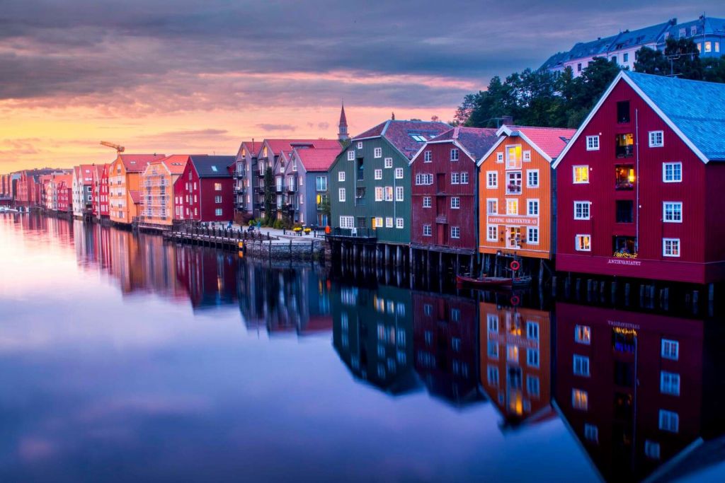 Luz del atardecer en fachadas de colores