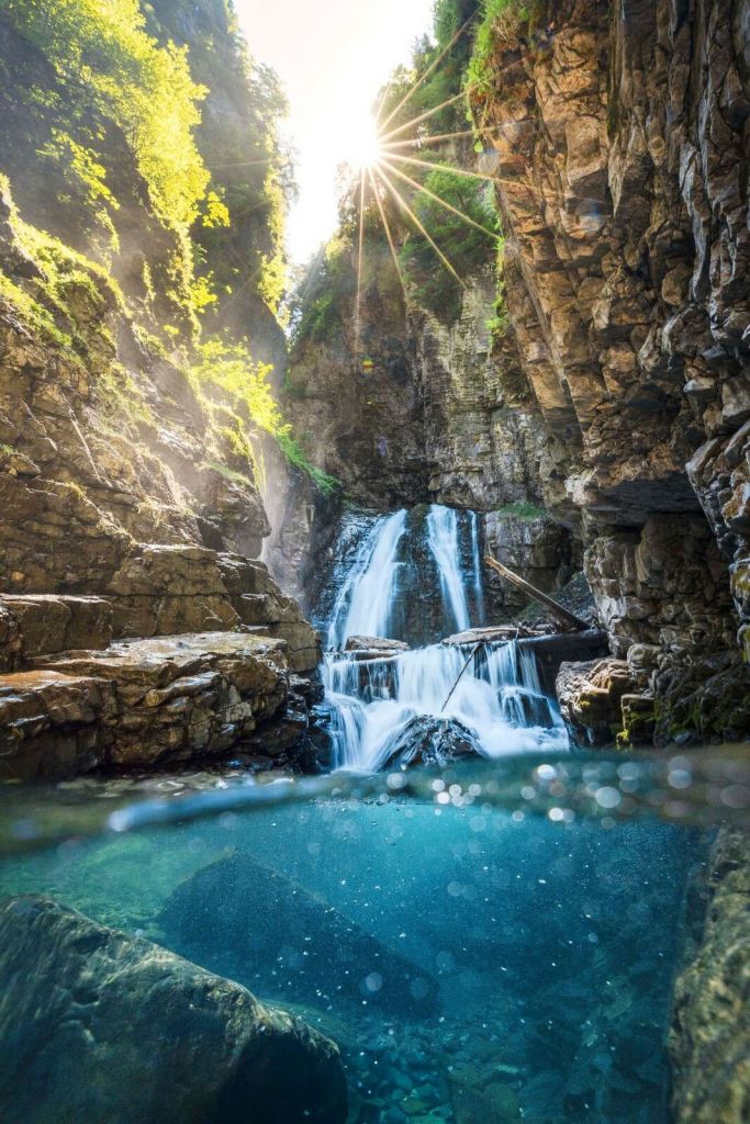 Luz del sol en la cascada de montaña