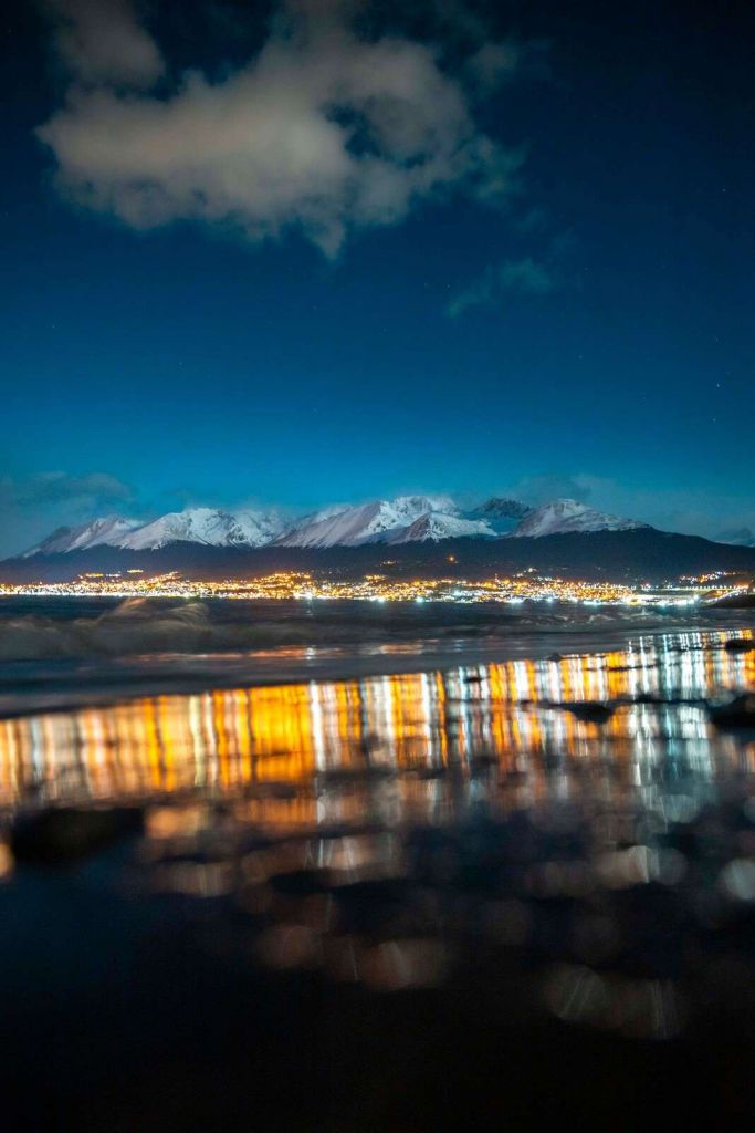Luz nocturna en la costa nevada.