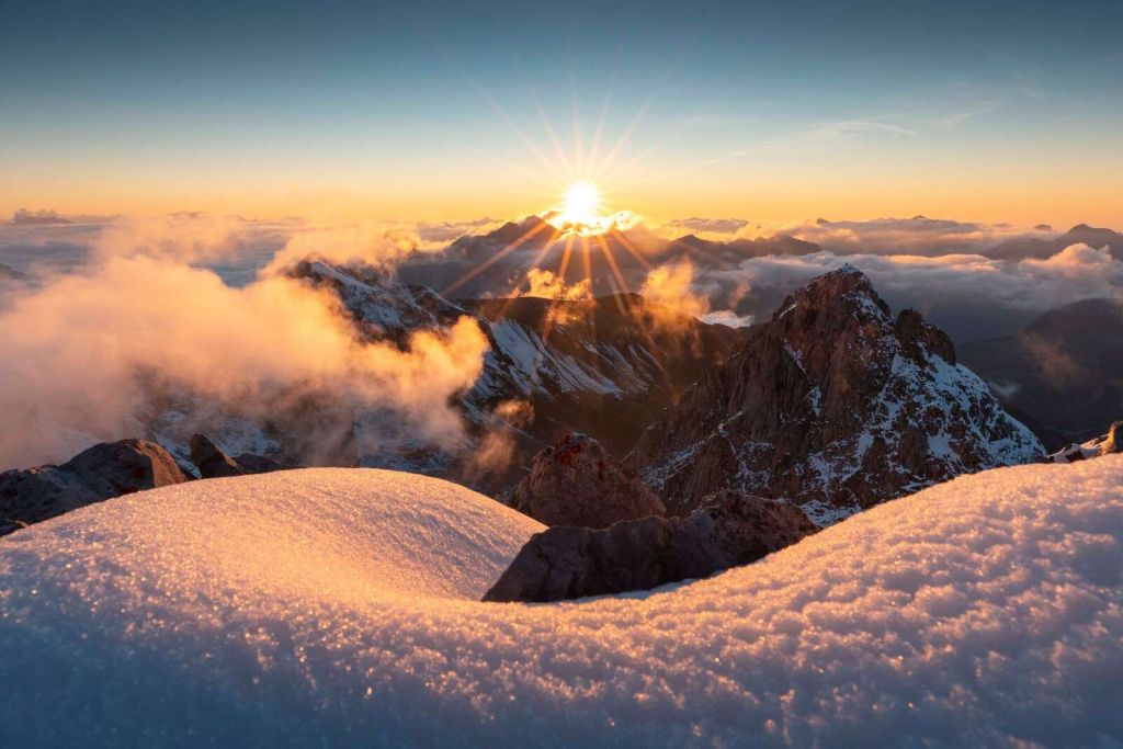 Luz de la tarde sobre la cordillera invernal.