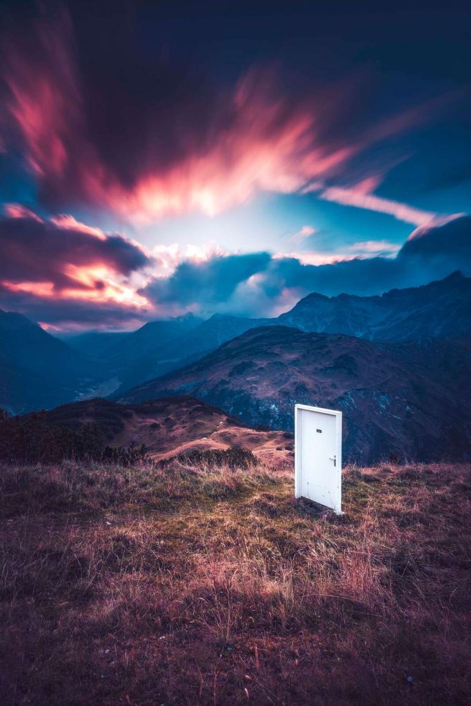Puerta Blanca en Paisaje de Ensueño