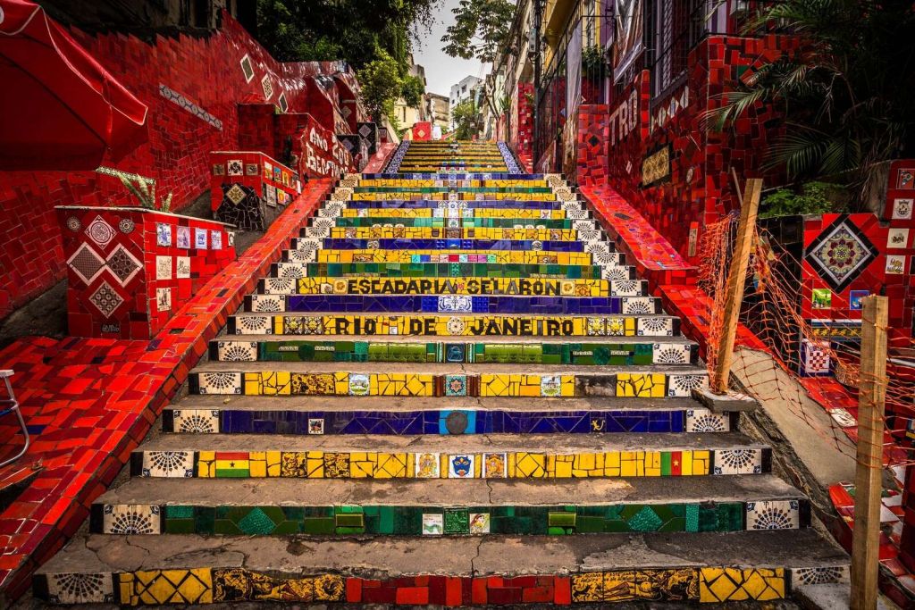 Escaleras de mosaico de la belleza de los colores de Río.