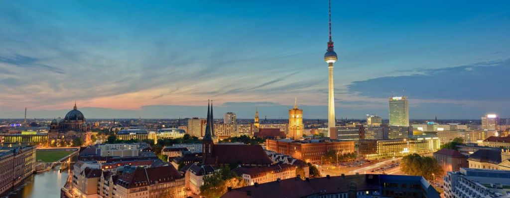 Luz del atardecer sobre el horizonte de Berlín.