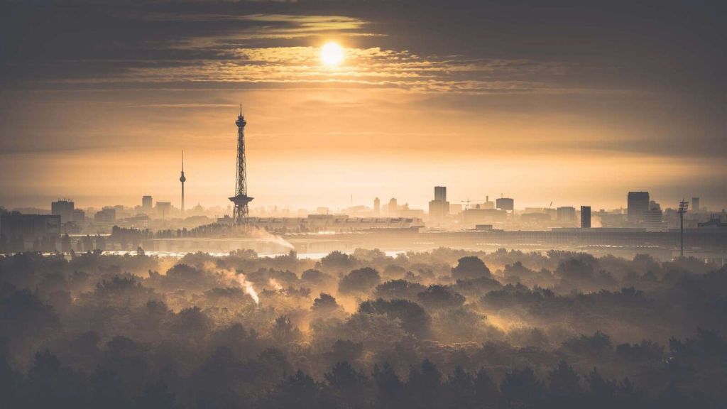 Amanecer neblinoso sobre Berlín.