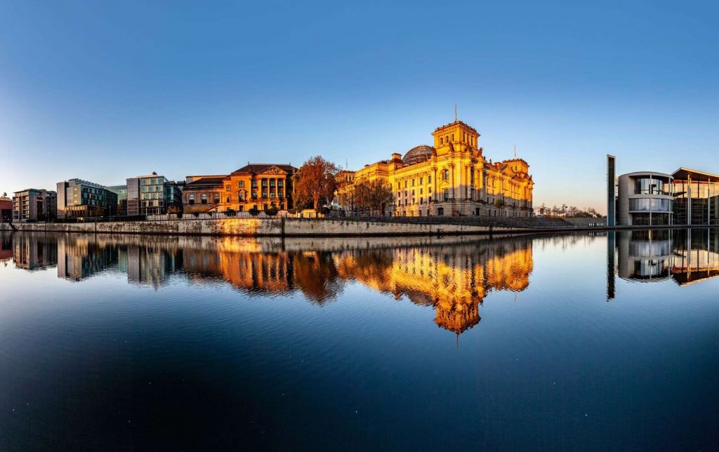 Resplandor matutino en el Reichstag de Berlín.