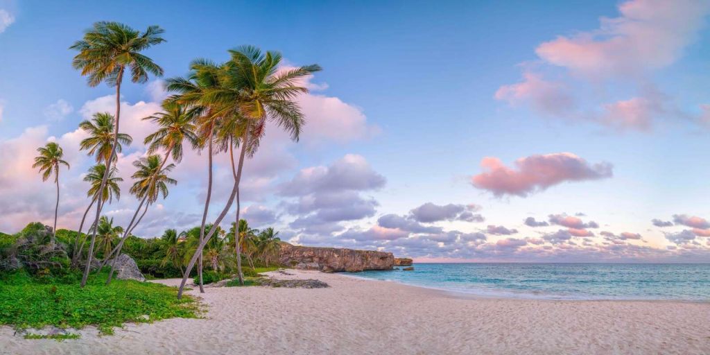 Playa tropical al atardecer