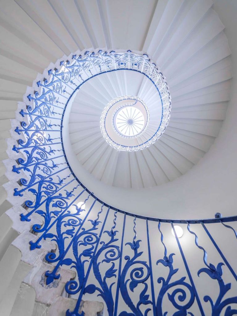 Estructura espiral futurista con luz central