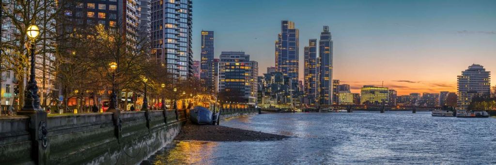 Paisaje urbano de Londres sobre el río Támesis al atardecer.