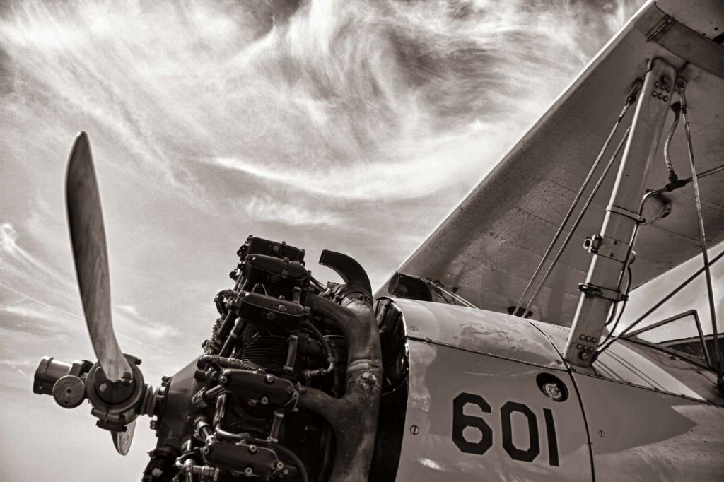 Vuelo de hélice vintage bajo las nubes