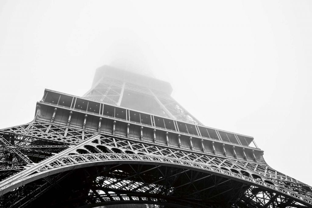 Torre Eiffel en la niebla de París.